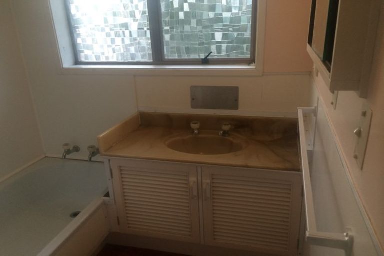 Photo of property in 1/533 Beach Road, Murrays Bay, Auckland, 0630