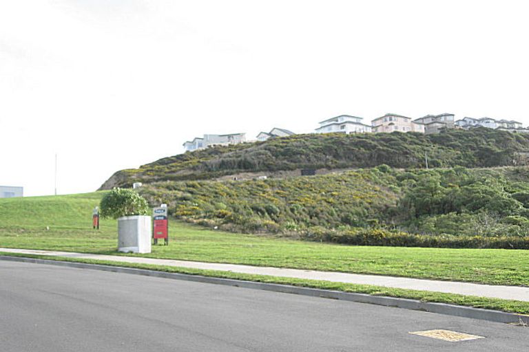 Photo of property in 15 Bendigo Grove, Newlands, Wellington, 6037