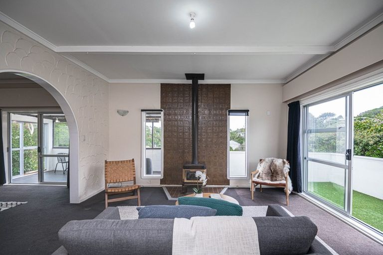 Photo of property in 10 Black Rock Road, Newlands, Wellington, 6037