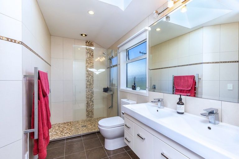 Photo of property in 2 Pukenamu Road, Rainbow Point, Taupo, 3330