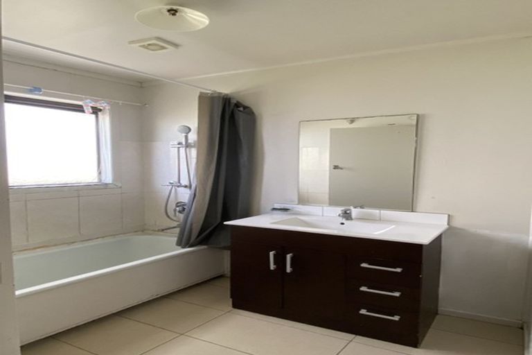 Photo of property in 488 East Coast Road, Windsor Park, Auckland, 0630