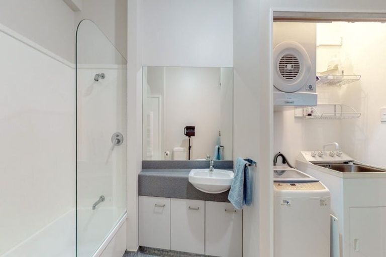 Photo of property in 17 Kent Terrace - Kent Apartments, 3d/16 Kent Terrace, Mount Victoria, Wellington, 6011