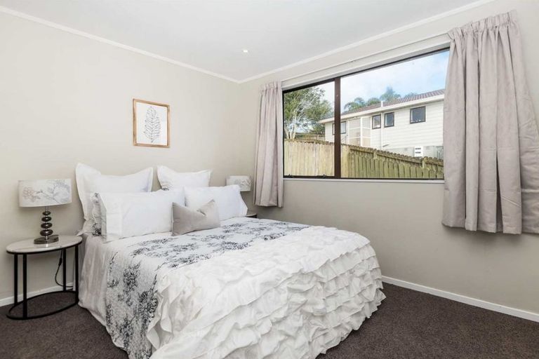Photo of property in 12 Halloran Place, Massey, Auckland, 0614