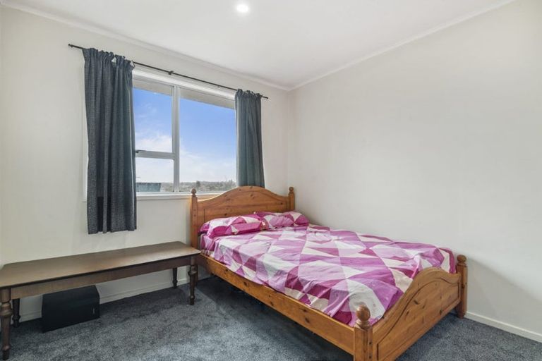 Photo of property in 1/11 Cassia Place, Sunnynook, Auckland, 0620