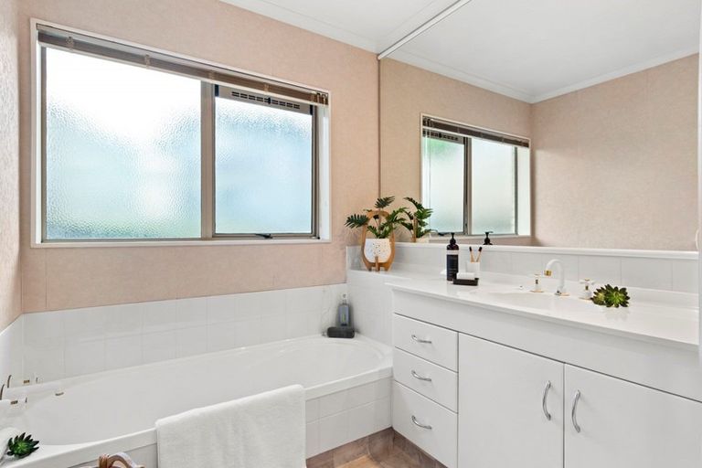 Photo of property in 20 Meadowviews Drive, Welcome Bay, Tauranga, 3112