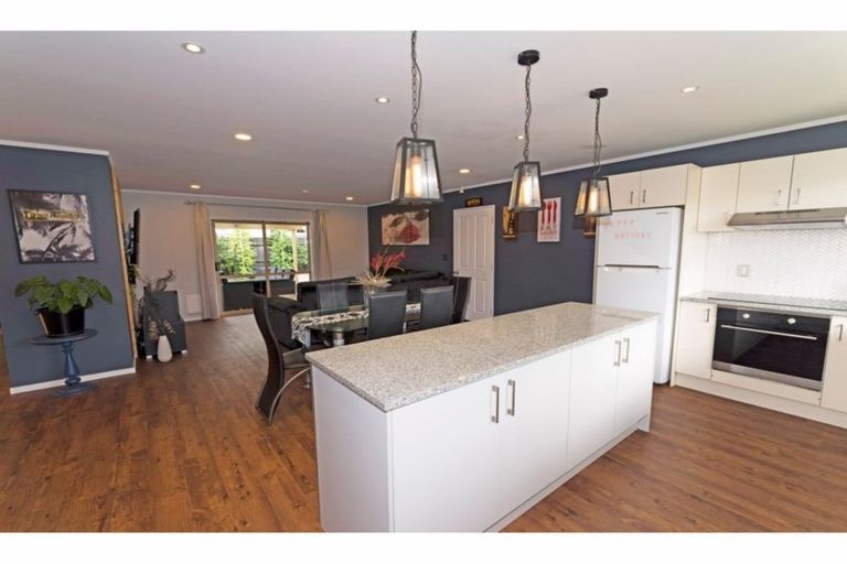 Photo of property in 3 Neta Grove, Henderson, Auckland, 0612