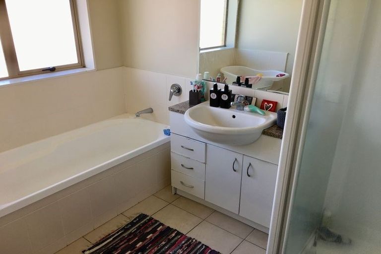 Photo of property in 5 Moravale Lane, Flat Bush, Auckland, 2016