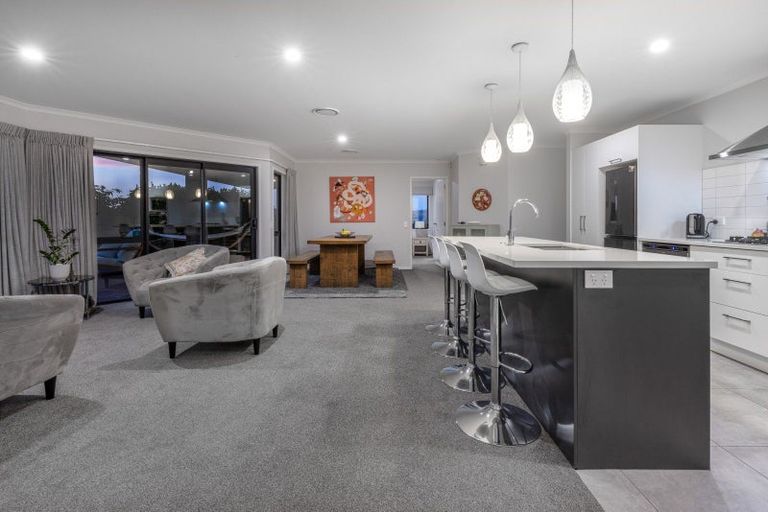 Photo of property in 2 Roundhouse Close, Whitby, Porirua, 5024