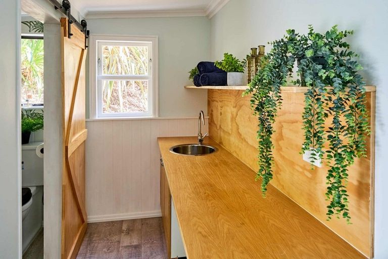 Photo of property in 12 Grays Road, Plimmerton, Porirua, 5026