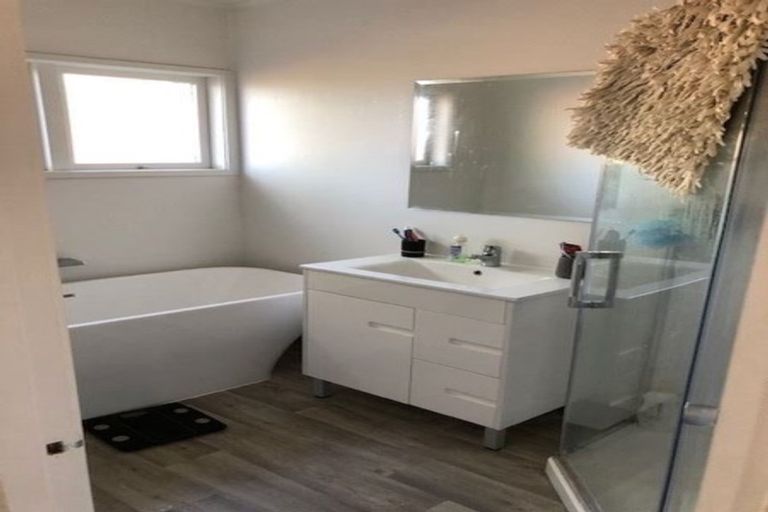 Photo of property in 1/49 Glenmore Road, Sunnyhills, Auckland, 2010