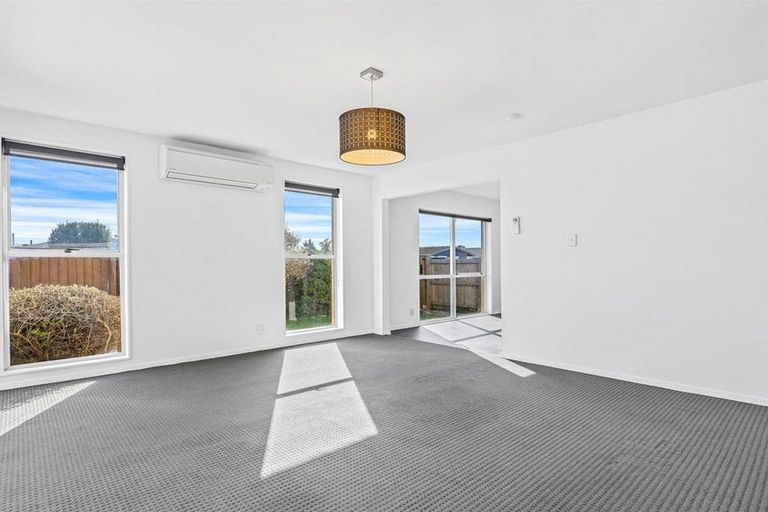 Photo of property in 1/37 Queenspark Drive, Parklands, Christchurch, 8083