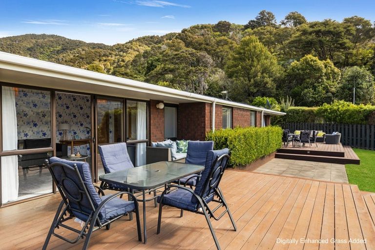 Photo of property in 1992 Queen Charlotte Drive, Momorangi Bay, Picton, 7281