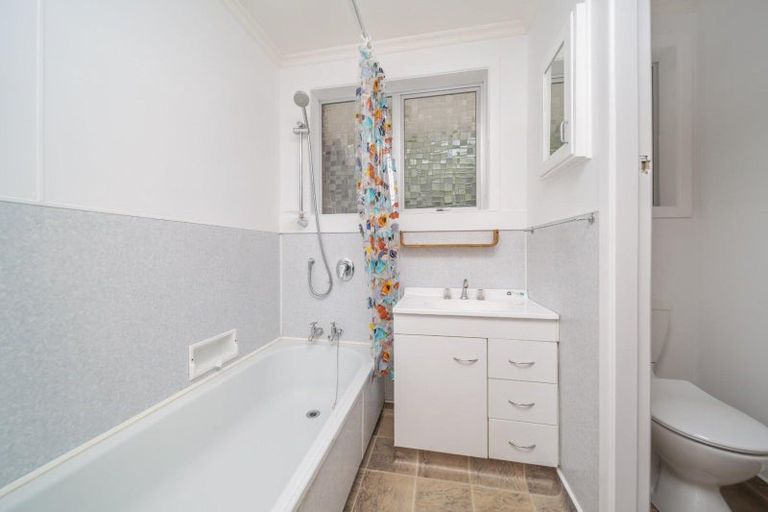 Photo of property in 36 Cumberland Street, Merrilands, New Plymouth, 4312