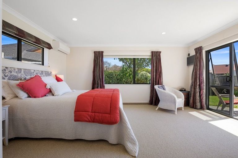 Photo of property in 10 Quadrant Heights, Paraparaumu, 5032