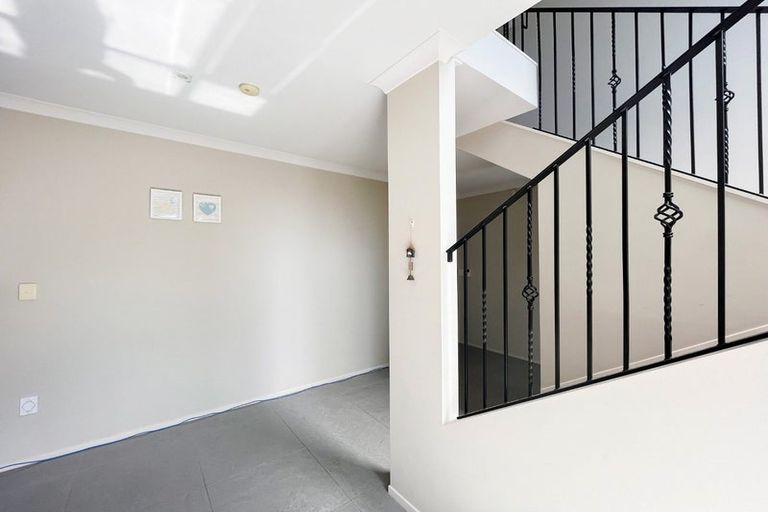 Photo of property in 6 Springvale Drive, Fairview Heights, Auckland, 0632