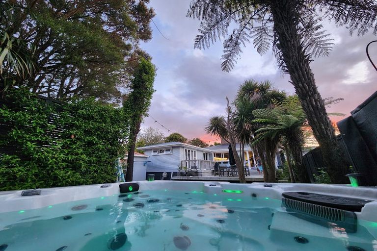 Photo of property in 7 Renata Crescent, Te Atatu Peninsula, Auckland, 0610