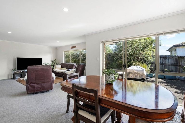 Photo of property in 142 Oaktree Avenue, Browns Bay, Auckland, 0630