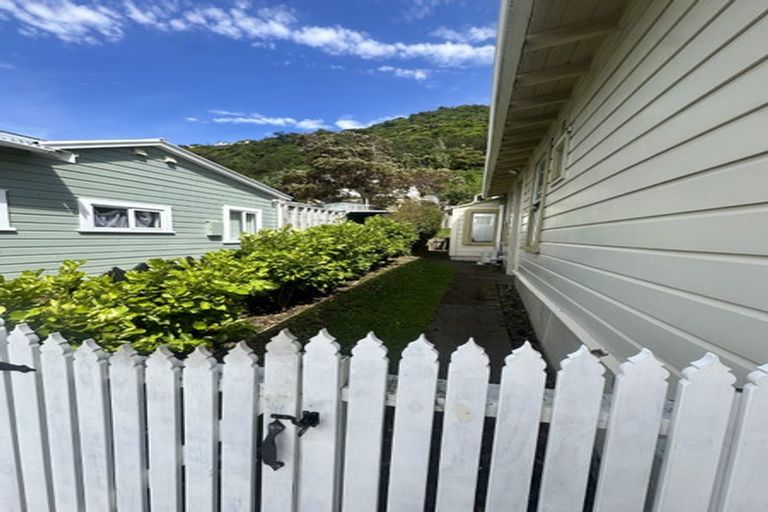 Photo of property in 180 Sutherland Road, Lyall Bay, Wellington, 6022
