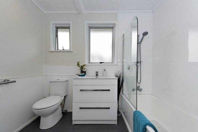 Photo of property in 80 Lantana Road, Green Bay, Auckland, 0604