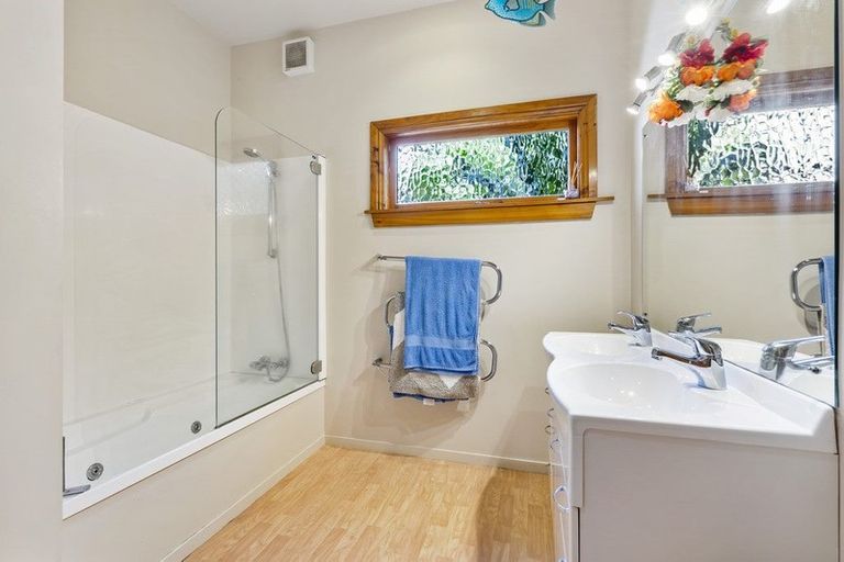 Photo of property in 9 Tawini Road, Titirangi, Auckland, 0604