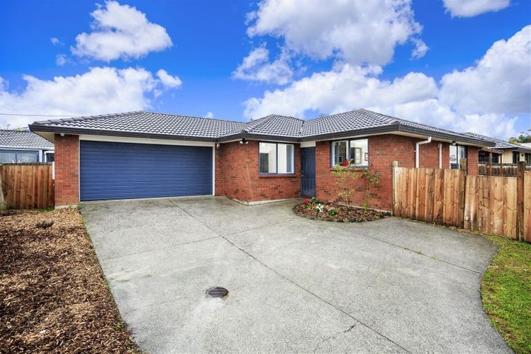 Photo of property in 16 Plumstead Rise, Glen Eden, Auckland, 0602