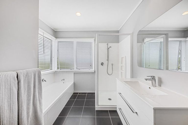 Photo of property in 2/143a Wiseley Road, West Harbour, Auckland, 0618