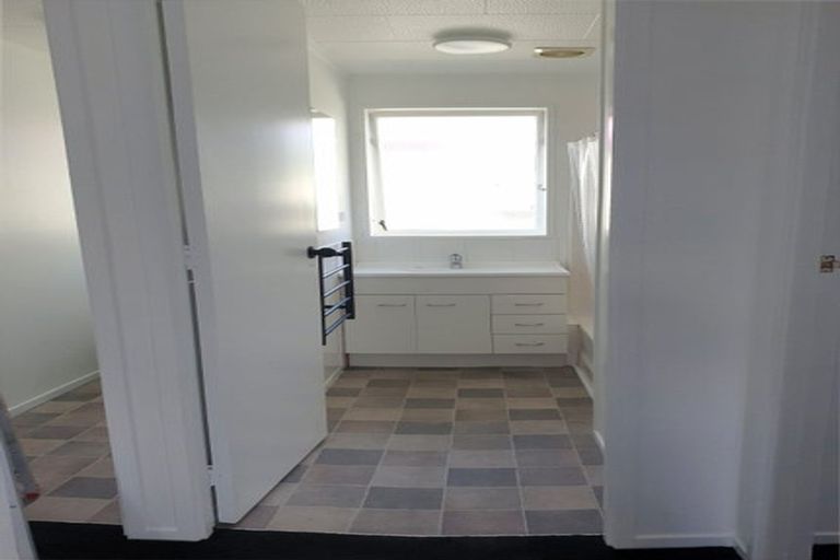 Photo of property in 5 Rapaki Place, Te Atatu Peninsula, Auckland, 0610