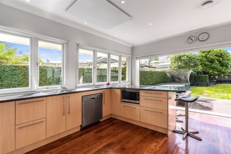 Photo of property in 18 Wairoa Road, Narrow Neck, Auckland, 0624