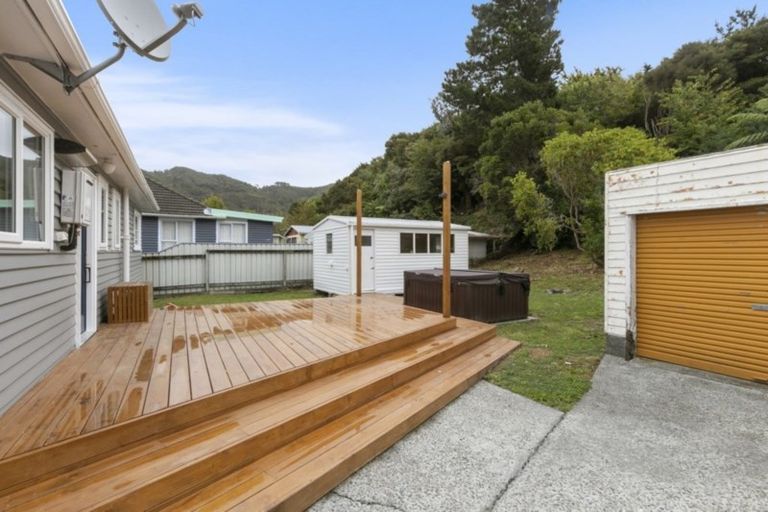 Photo of property in 18 Lees Grove, Wainuiomata, Lower Hutt, 5014