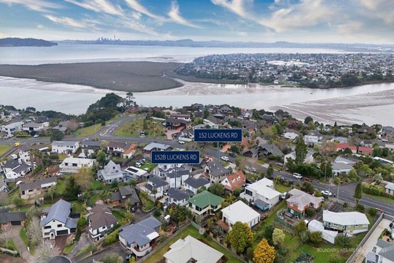 Photo of property in 152 Luckens Road, West Harbour, Auckland, 0618
