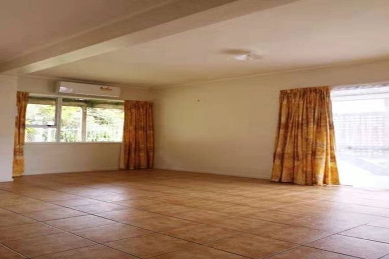 Photo of property in 1/46 John Dee Crescent, Red Beach, 0932