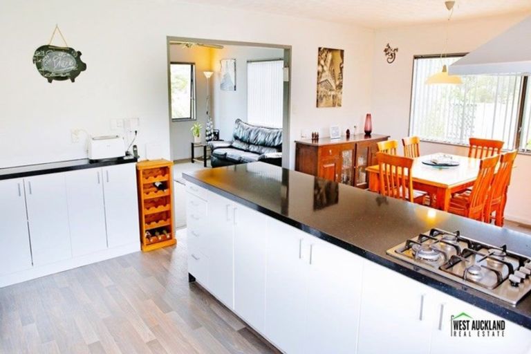 Photo of property in 2/76 Kaurilands Road, Titirangi, Auckland, 0604