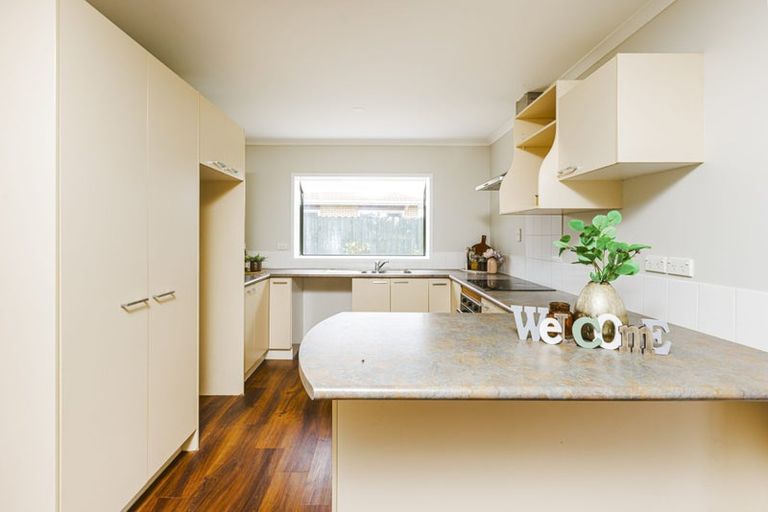 Photo of property in 26 Etherton Drive, Weymouth, Auckland, 2103