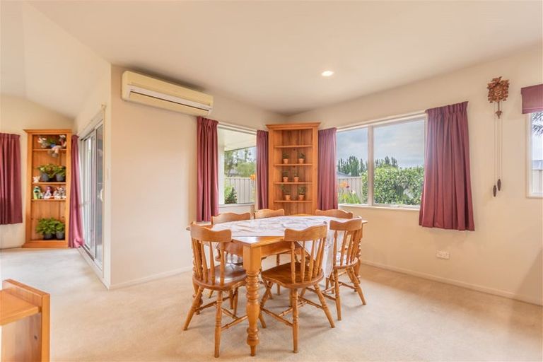 Photo of property in 2 Arthur Close, Clive, 4102