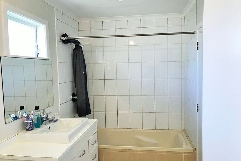 Photo of property in 103a Chichester Drive, Rosehill, Papakura, 2113