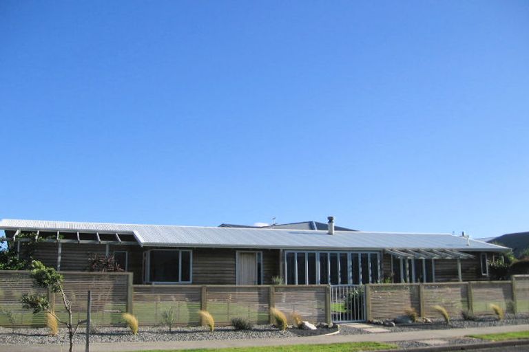 Photo of property in 1 Olliver Grove, Waikanae Beach, Waikanae, 5036