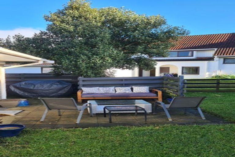 Photo of property in 3/220 East Coast Road, Forrest Hill, Auckland, 0620