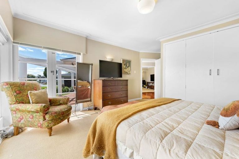 Photo of property in 33 Covil Avenue, Te Atatu South, Auckland, 0610