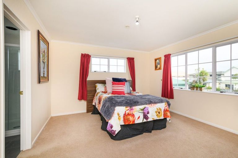 Photo of property in 2 Rosebank Avenue, Kelvin Grove, Palmerston North, 4414