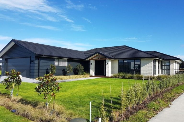 Photo of property in 32 Waitemata Drive, One Tree Point, 0118
