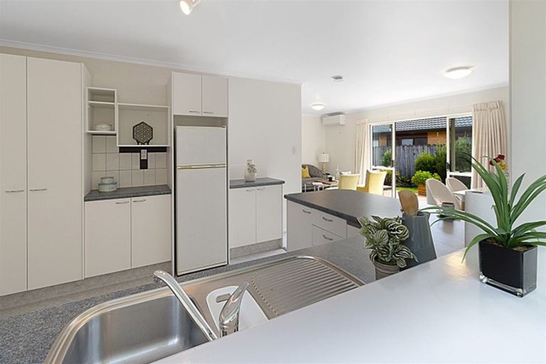 Photo of property in 20 Ryehill Close, New Lynn, Auckland, 0600