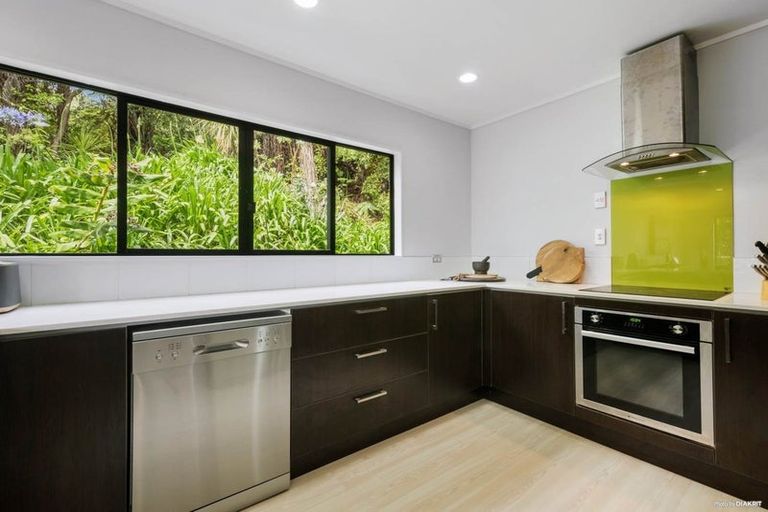 Photo of property in 6 Heatherleigh Rise, Northcross, Auckland, 0632