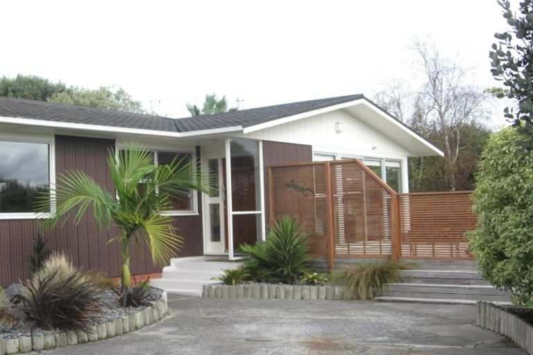 Photo of property in 17 Tupaki Place, Pakuranga Heights, Auckland, 2010