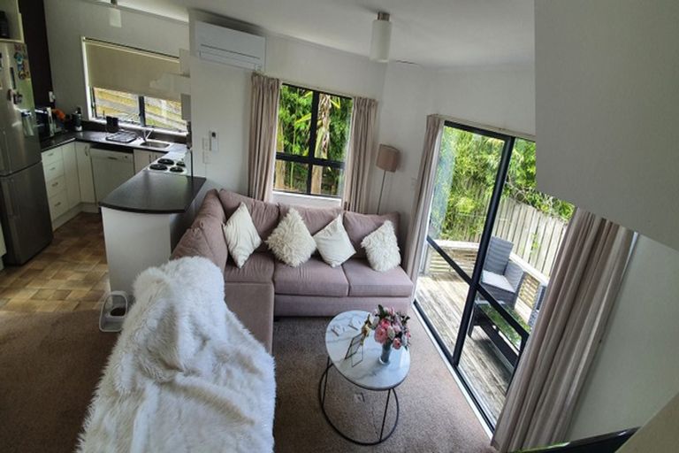 Photo of property in 2/22 Lambrown Drive, Totara Vale, Auckland, 0629