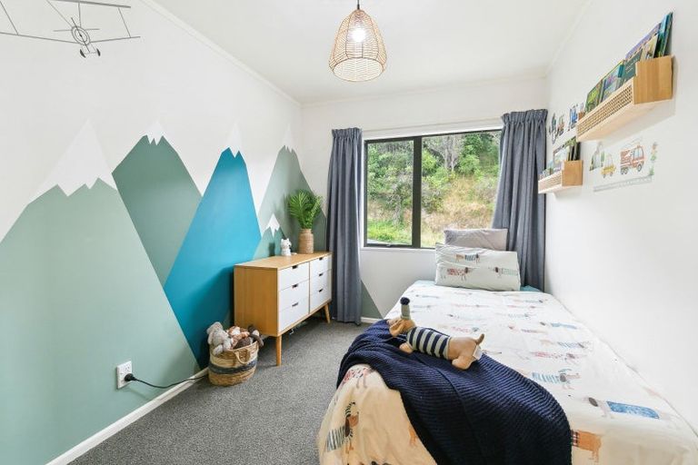 Photo of property in 13 Chastudon Place, Tawa, Wellington, 5028