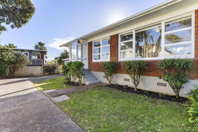 Photo of property in 3/166 East Coast Road, Forrest Hill, Auckland, 0620