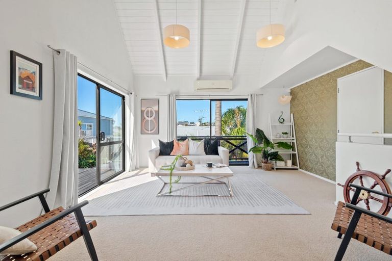 Photo of property in 2/31 Kiteroa Terrace, Rothesay Bay, Auckland, 0630