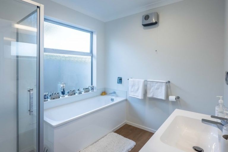 Photo of property in 17 Simpson Crescent, Raumati Beach, Paraparaumu, 5032