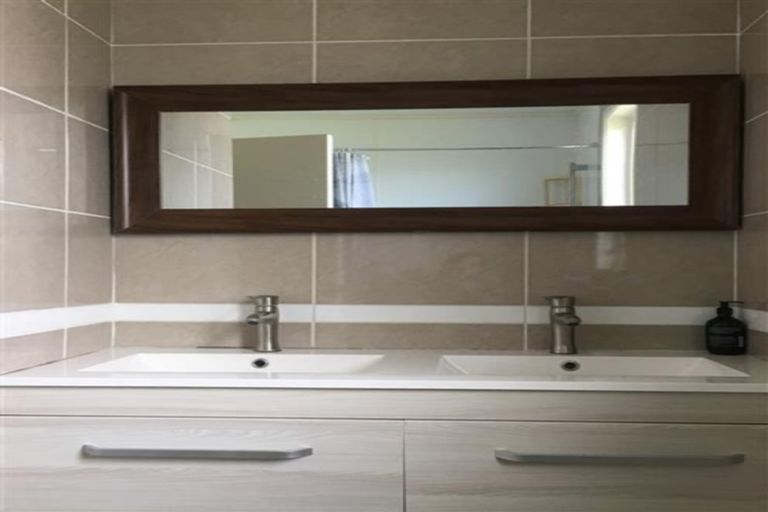 Photo of property in 16 Orton Street, Glenfield, Auckland, 0627