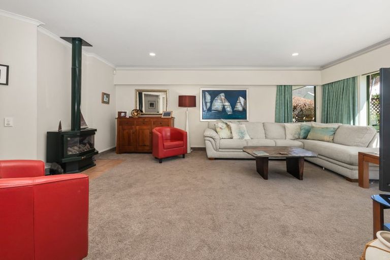 Photo of property in 16 Cranbrook Grove, Waikanae, 5036